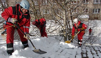 Очистка кровли от снега  в Киеве