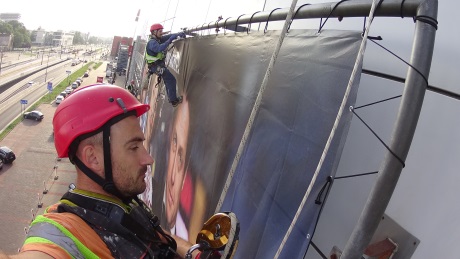 Монтаж и демонтаж баннеров альпинистами в Киеве